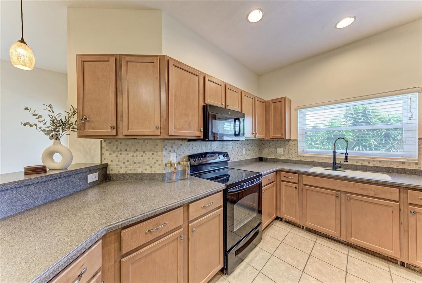 1510 Grantham Dr photo 5