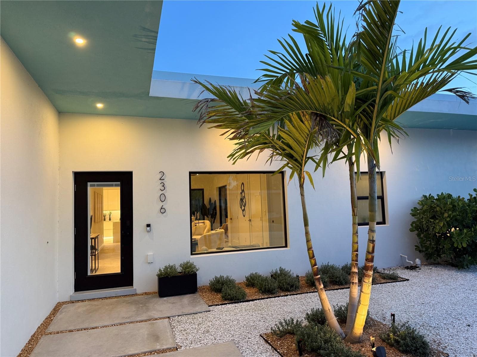 2306 Valencia Dr photo 2