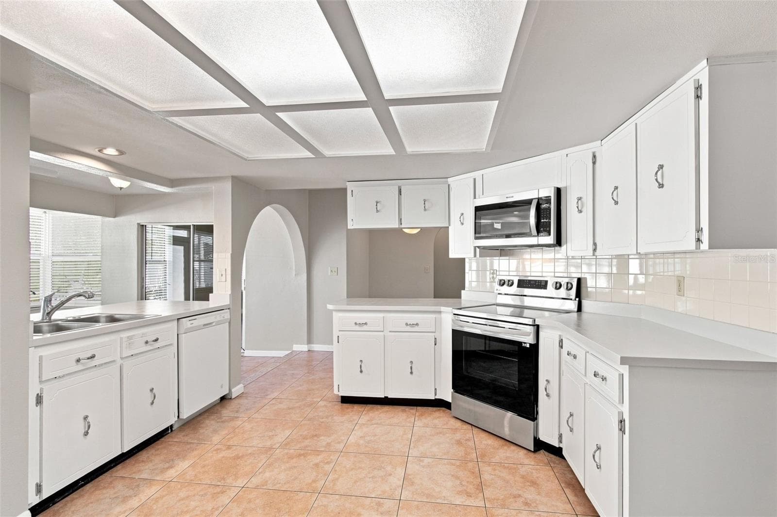 527 Wayfarer Dr photo 4
