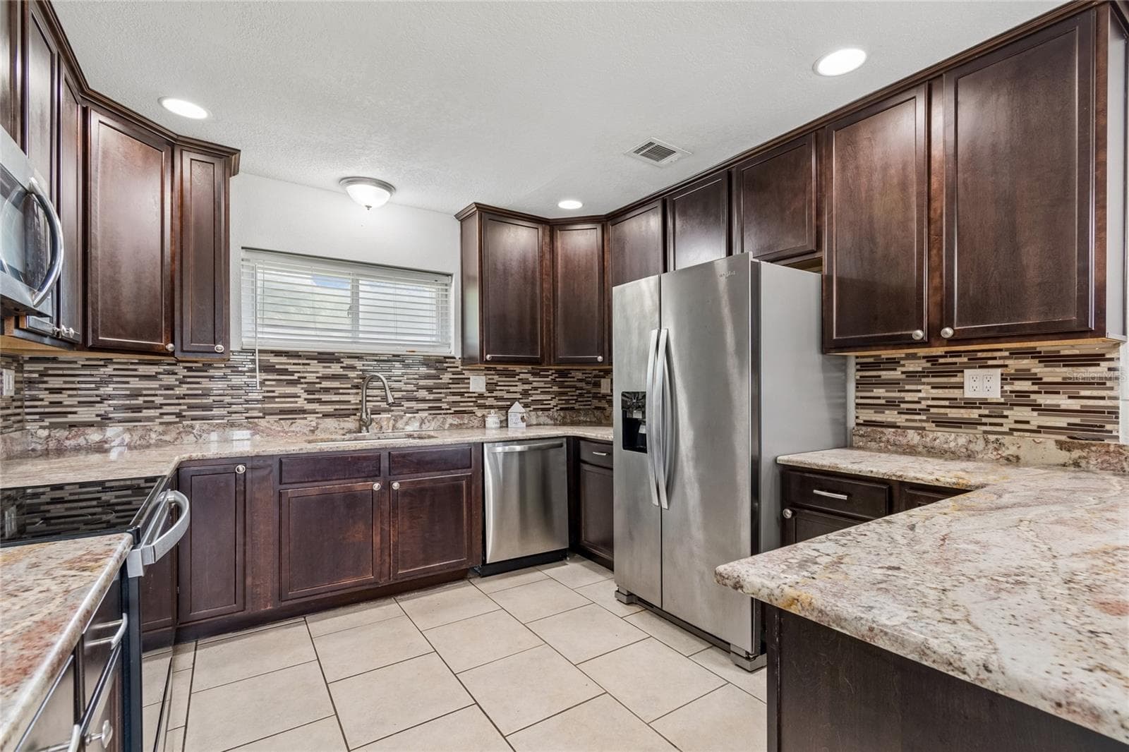 37913 Wicklow Ave photo 2