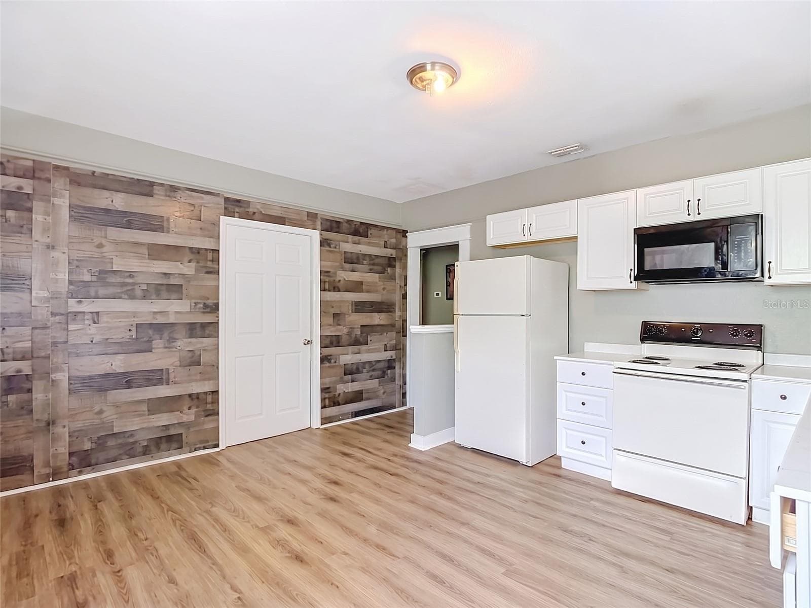 2020 Davis St photo 5