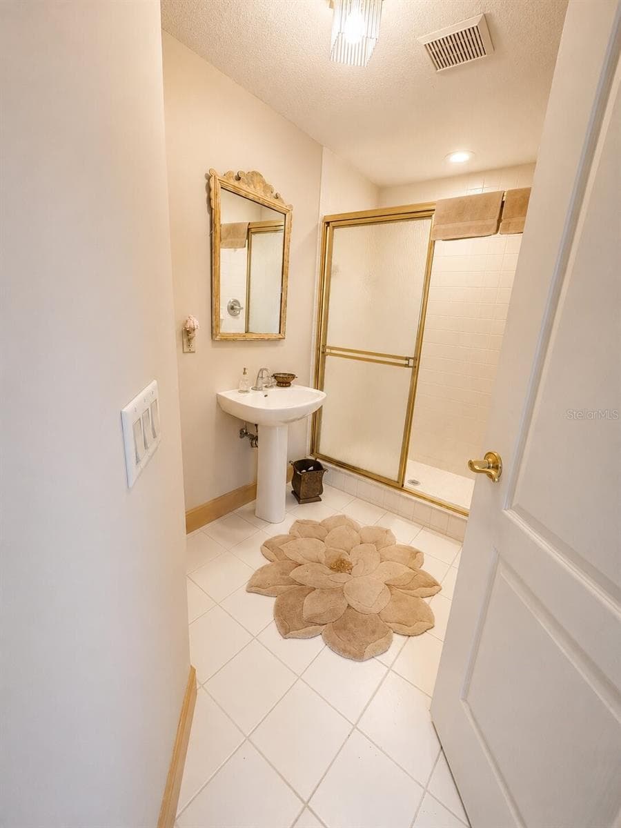 995 Weathersfield Dr photo 5