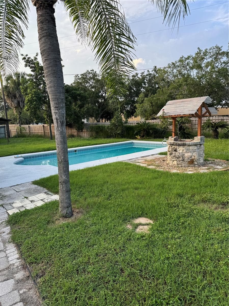 5608 Gateway Dr photo 4
