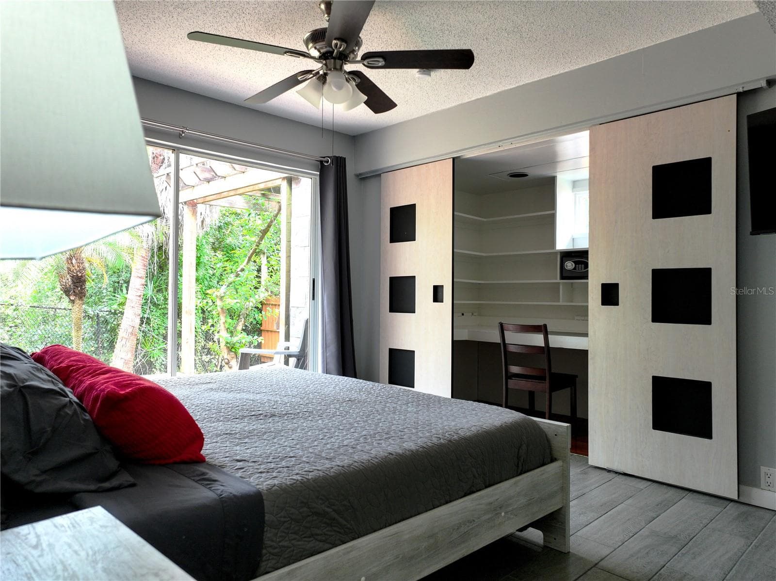 111 Oak Lee Dr photo 3
