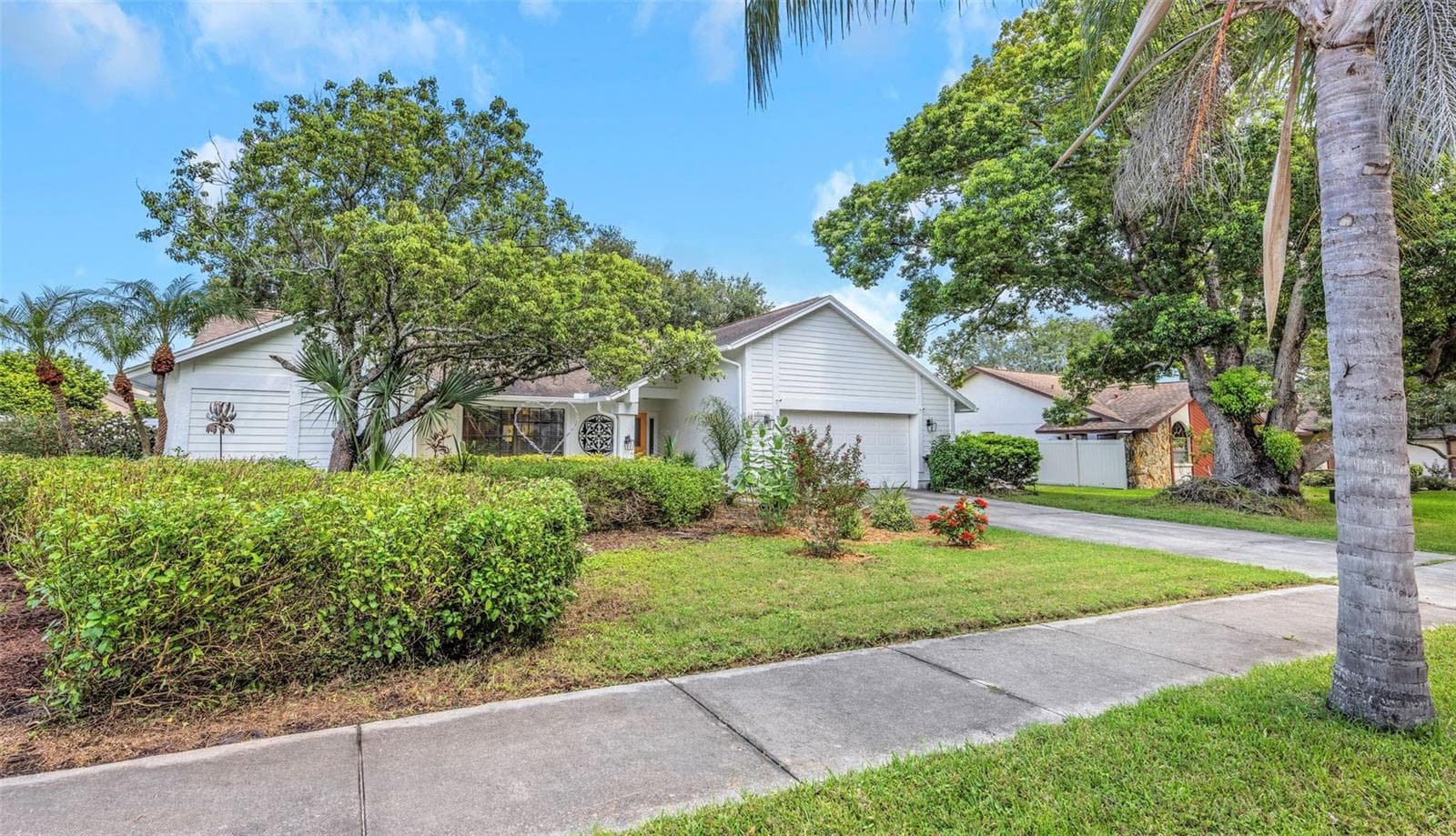 1620 Country Ln photo 2