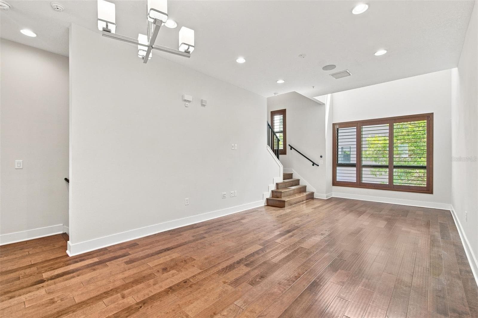 931 Arlington Ave N photo 3
