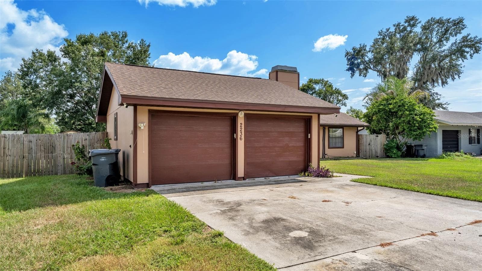 2236 Country Loop N photo 3