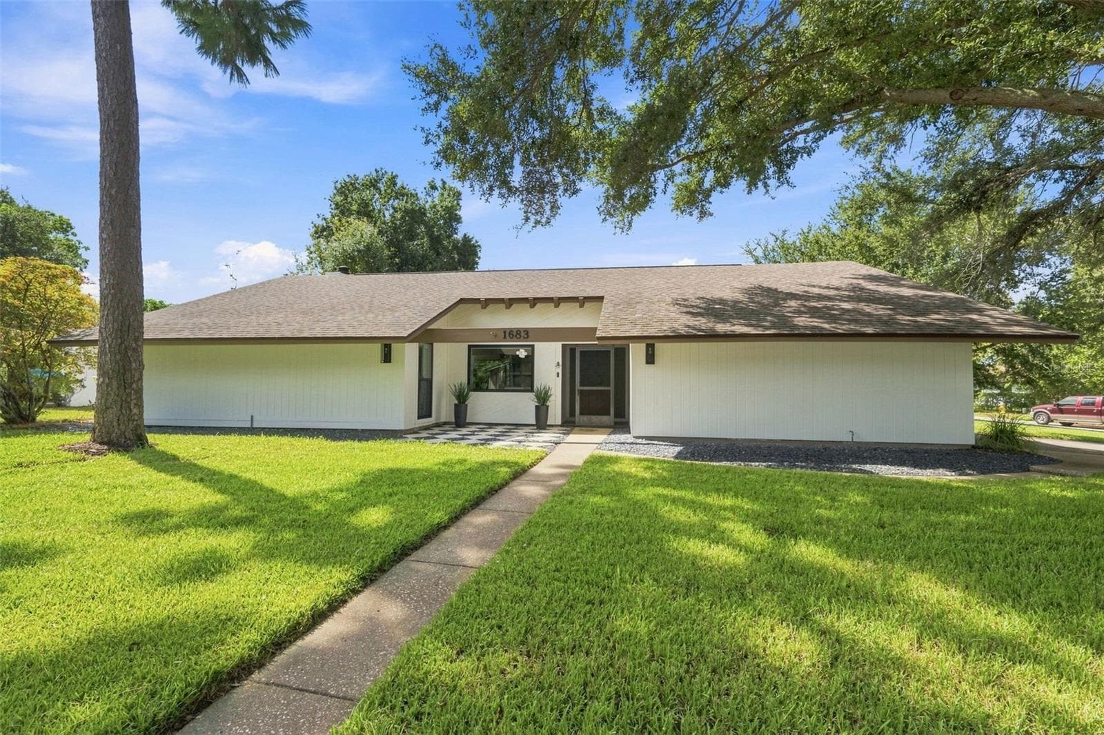 1683 Oak Pl photo 4