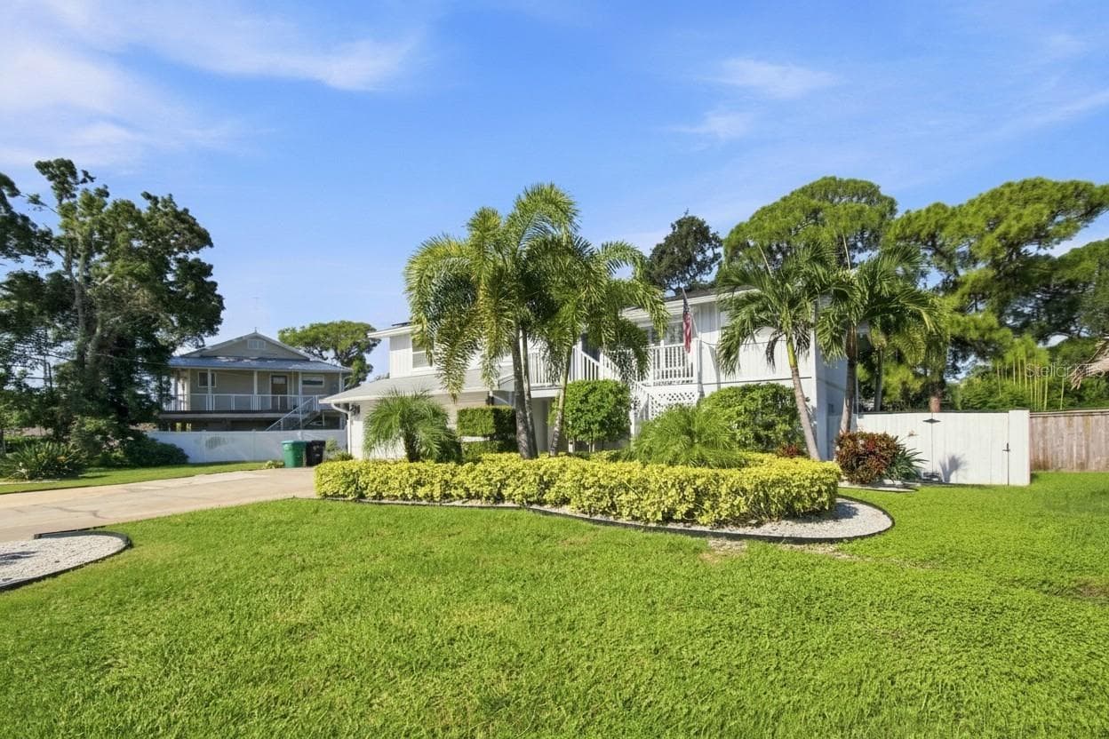 201 Lagoon Dr photo 4