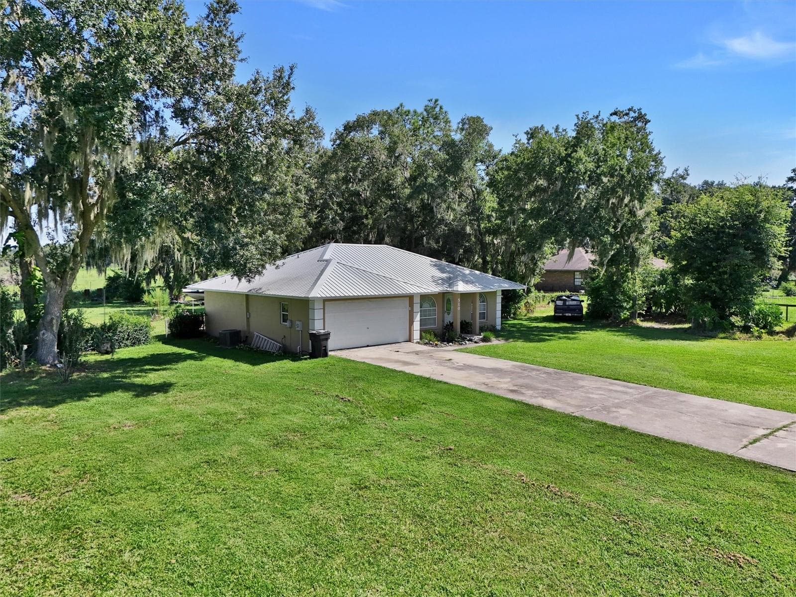 510 Cloverleaf Dr photo 3