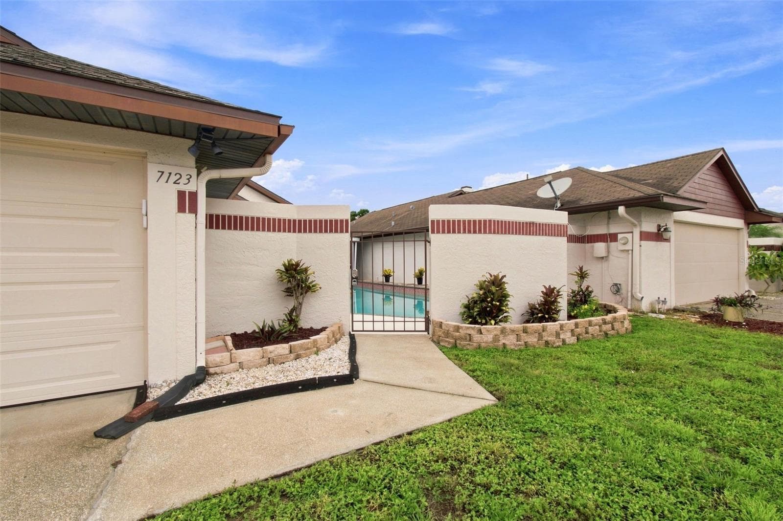 7123 Silvermill Dr photo 3