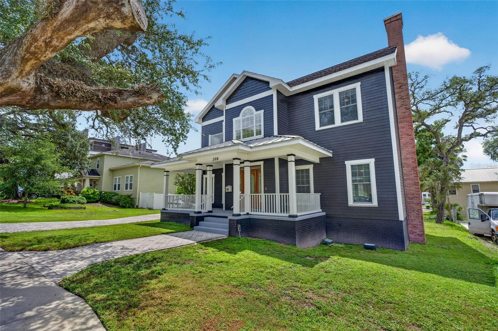 208 W Ross Ave photo 3