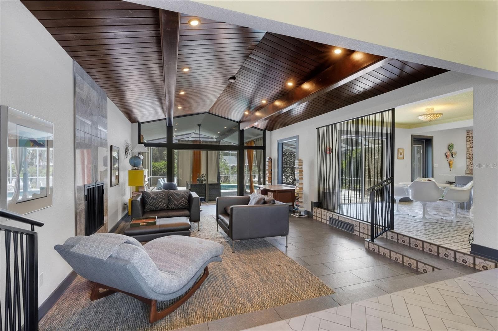 2634 Collins Ave photo 4