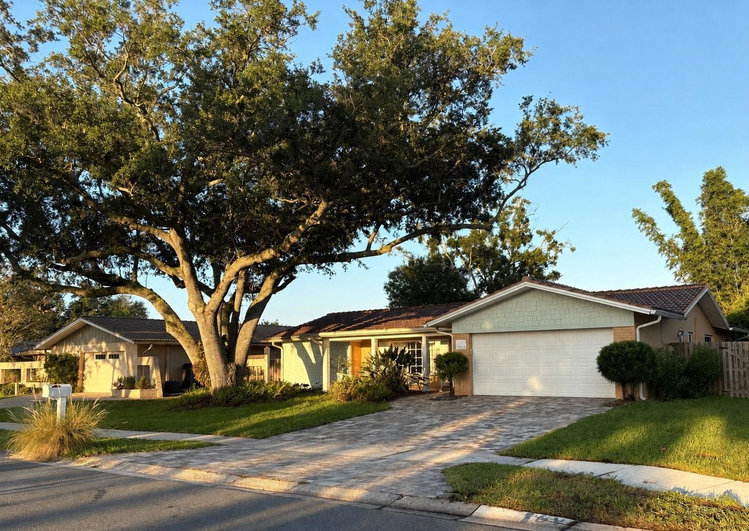 1874 Wateroak Dr W photo 2