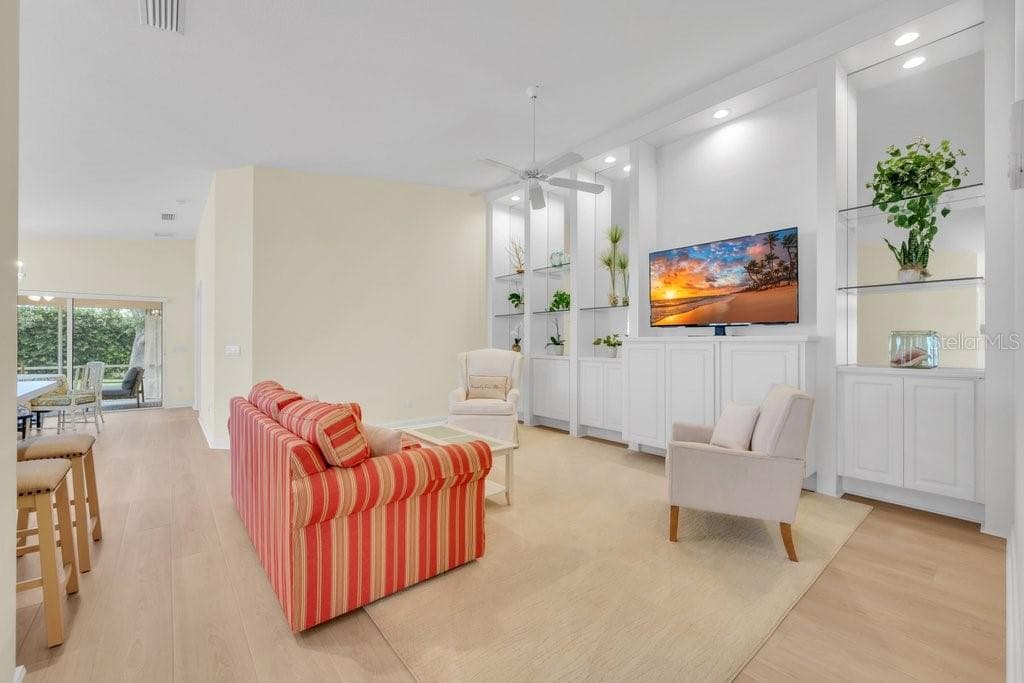 7564 Pesaro Dr photo 2