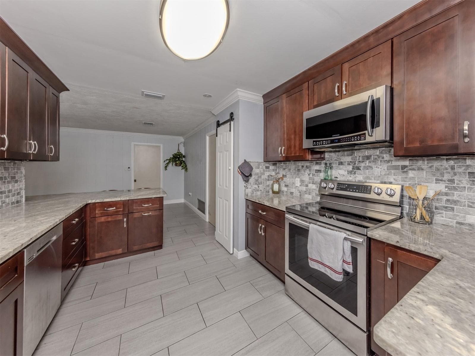 2161 Inner Cass Cir photo 5