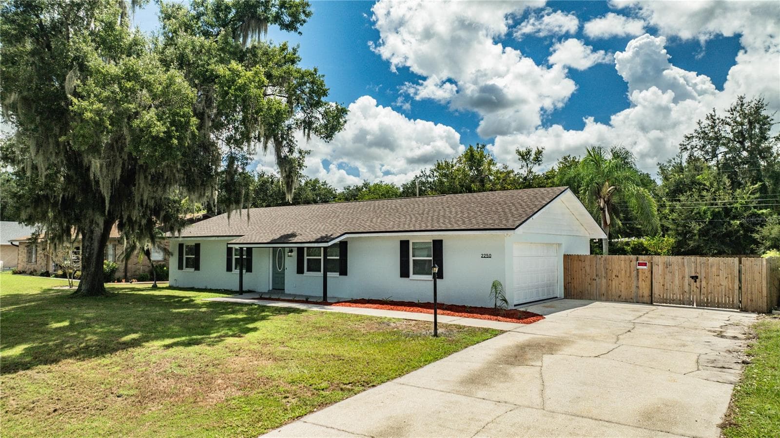 2250 Maple Hill Dr photo 3