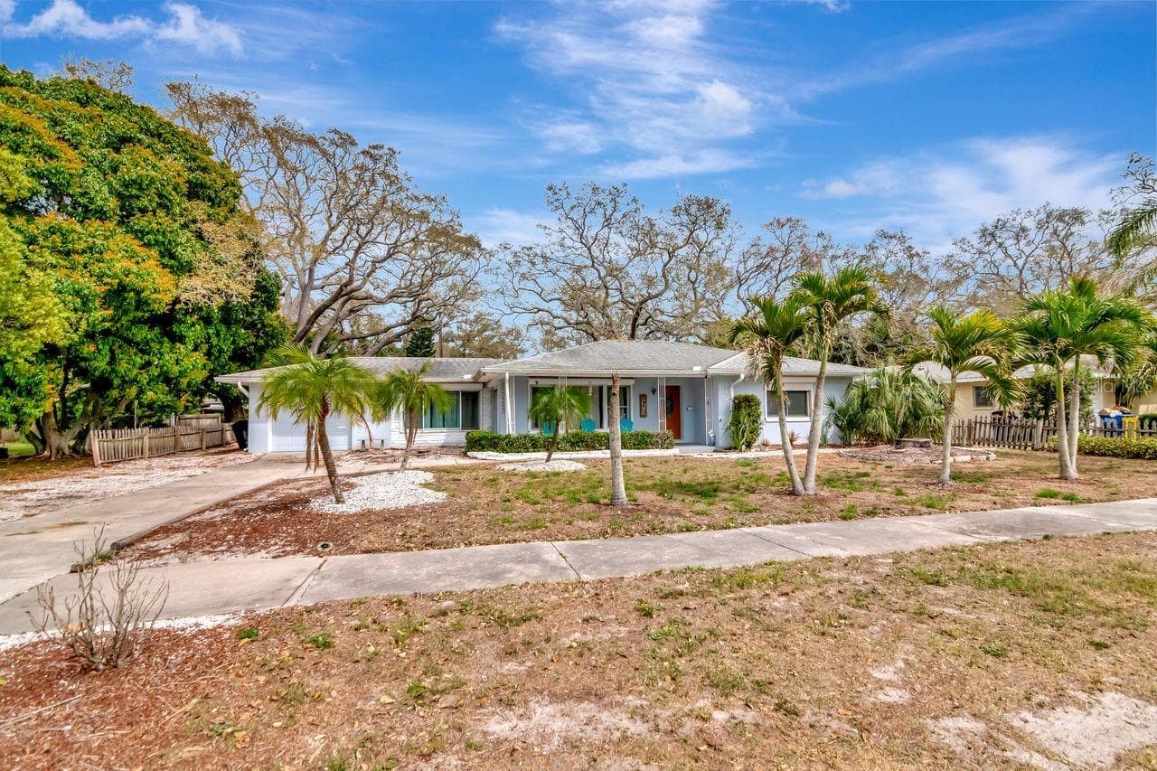 305 Baker Ave photo 2