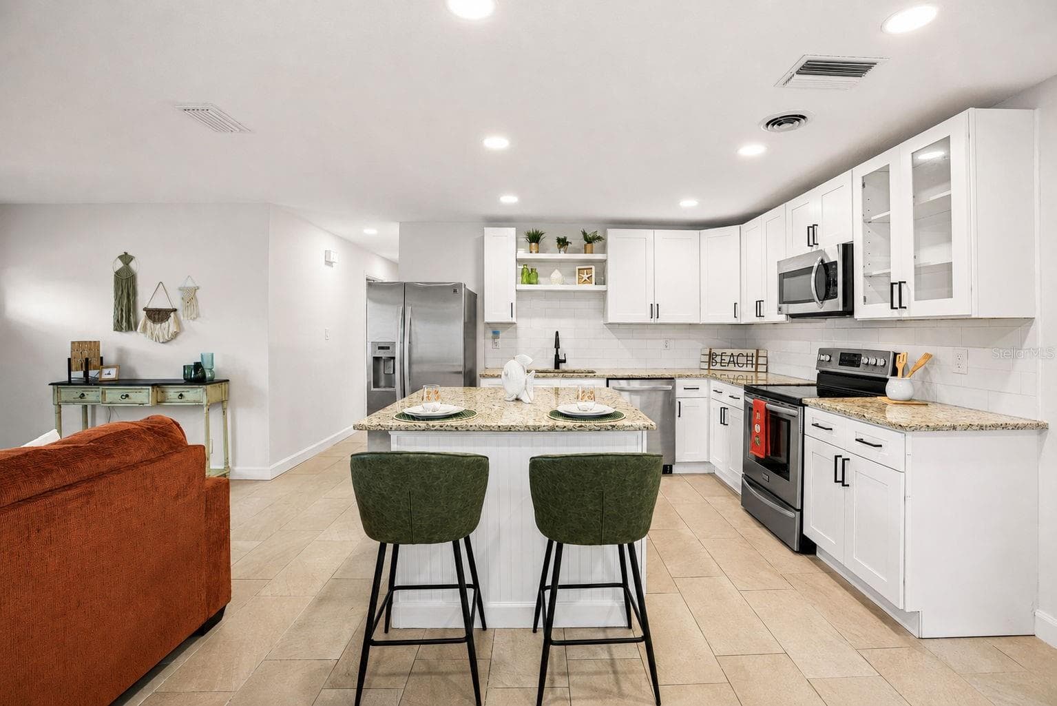 482 Oakwood Dr photo 3