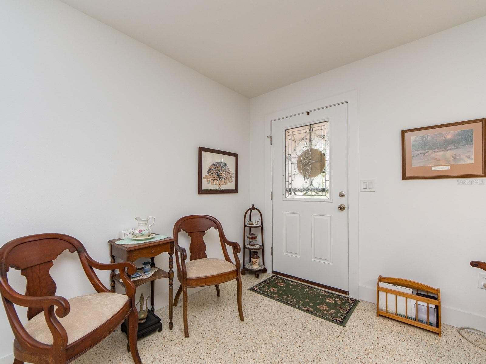 63 Nicholas Dr photo 3