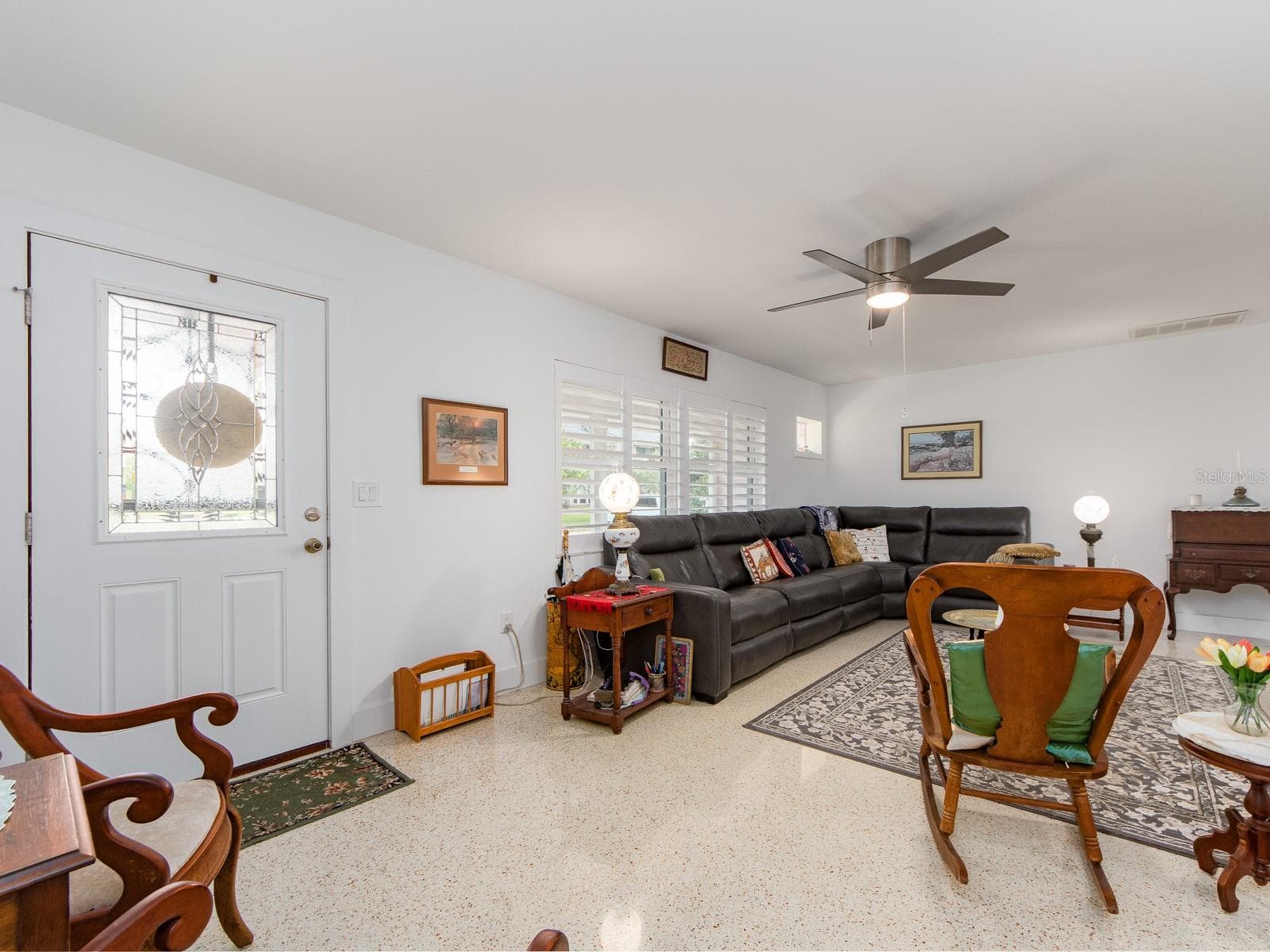 63 Nicholas Dr photo 4