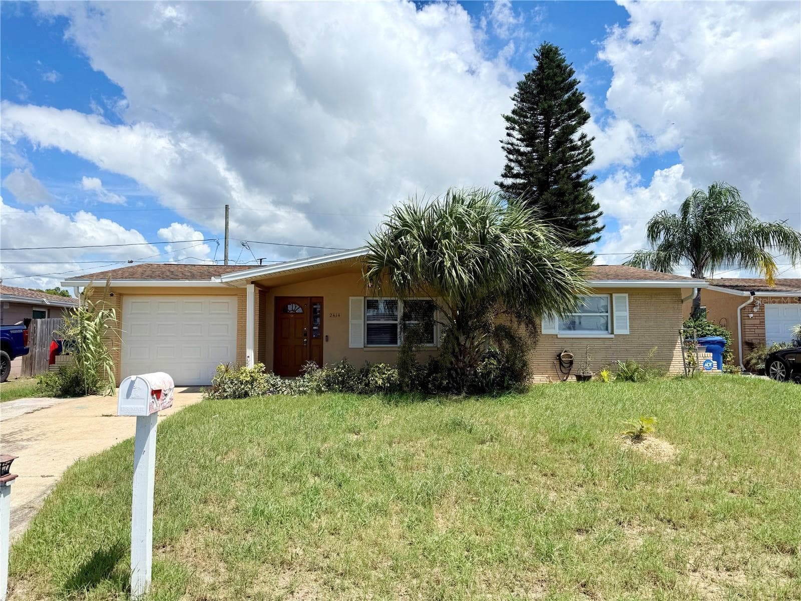 2414 Tahitian Dr photo 2
