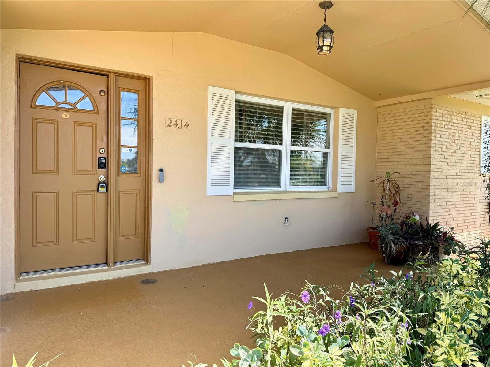 2414 Tahitian Dr photo 4