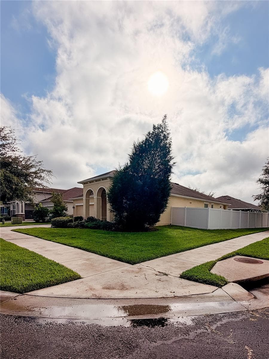 5022 Suncatcher Dr photo 3
