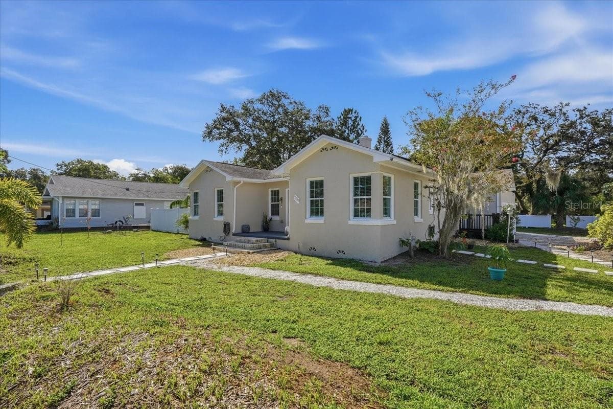 1161 Sedeeva St photo 2