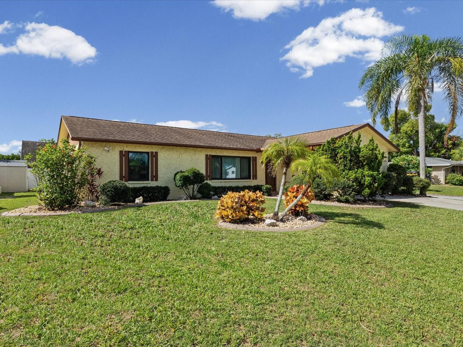 7120 Coral Reef Dr photo 2