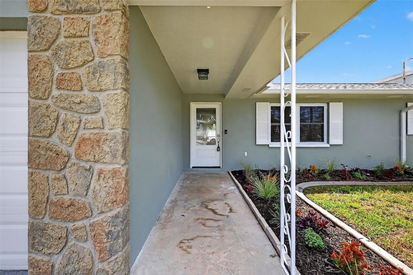 2175 Edythe Dr photo 4