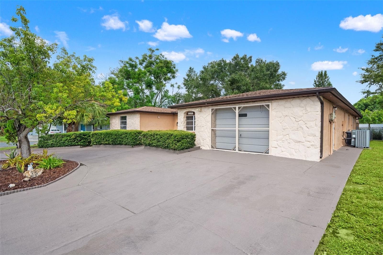 9926 Lakeside Ln photo 3