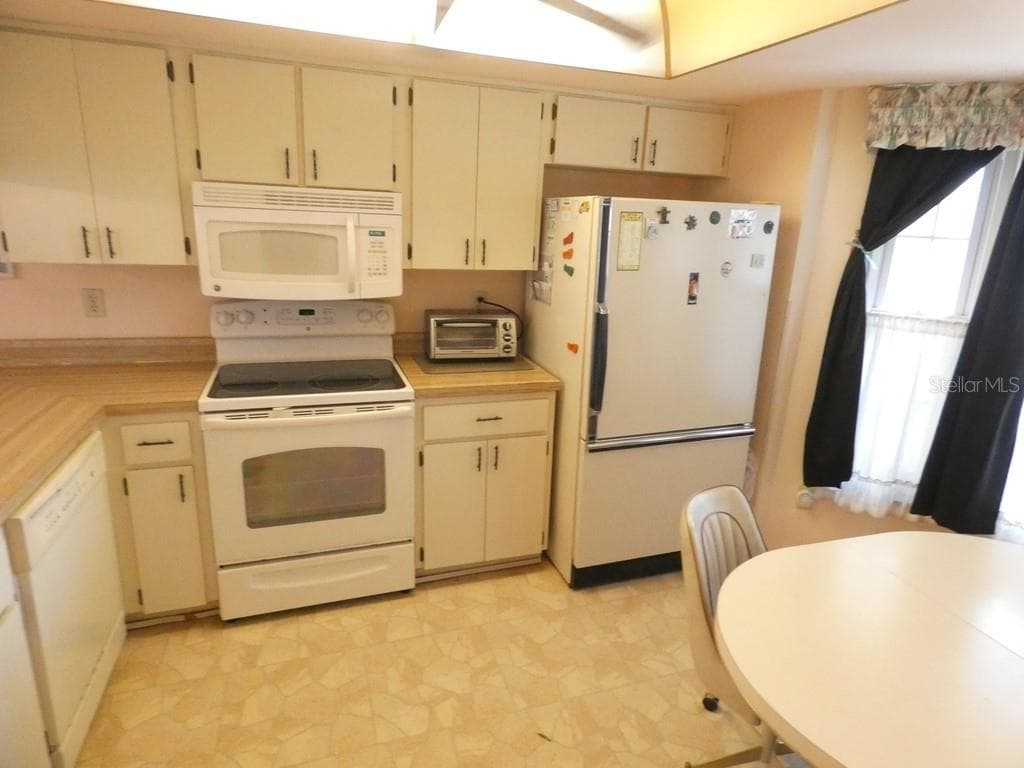 945 Madrid Dr photo 3