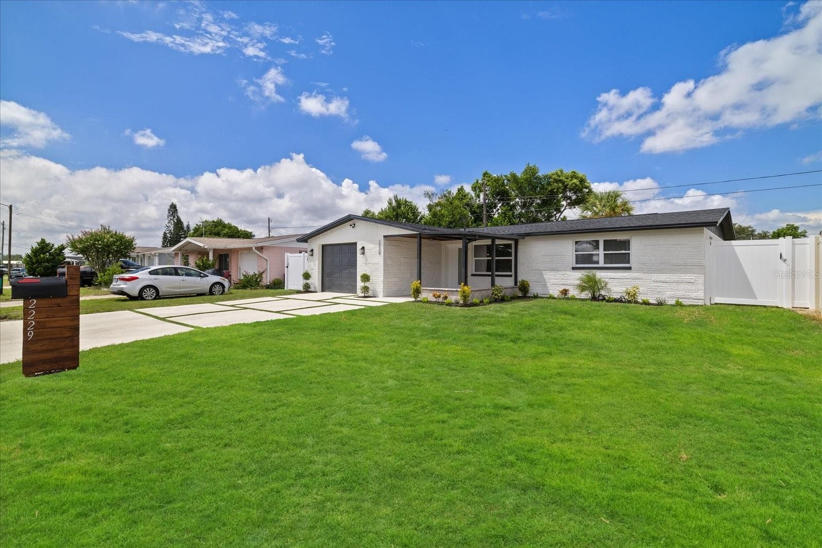 2229 Roselawn Dr photo 4