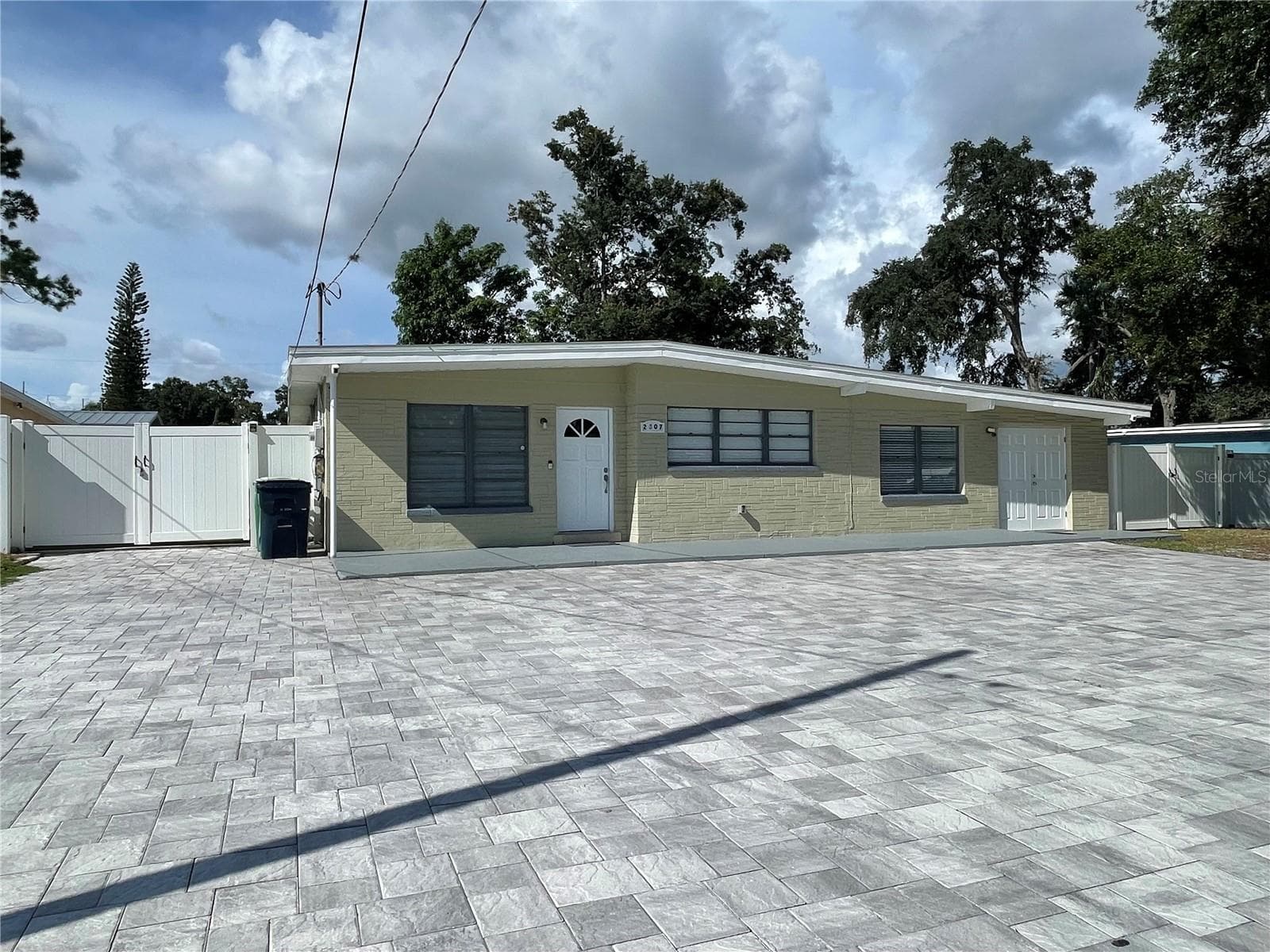 2307 W Hamilton Ave photo 2