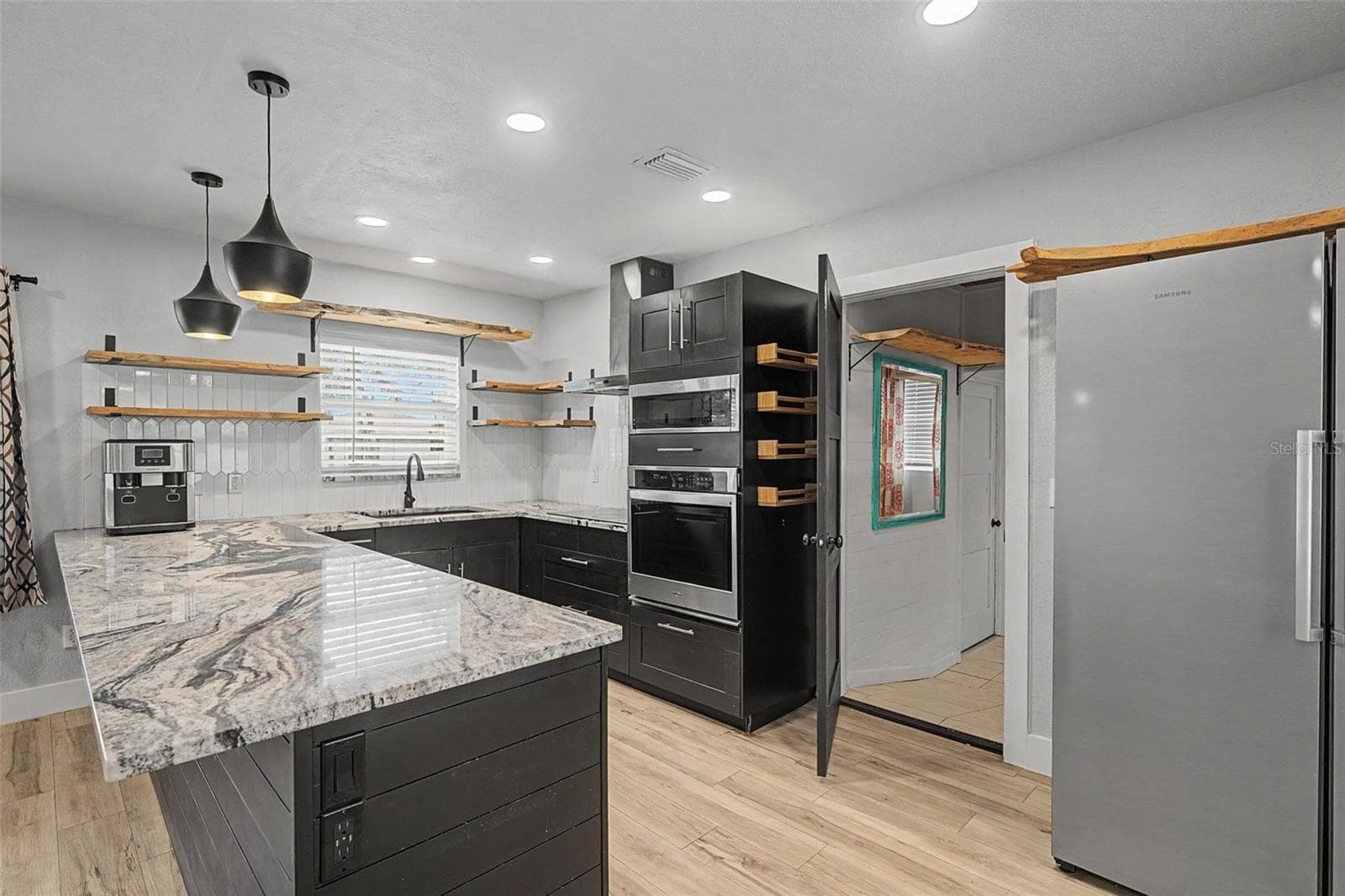 1304 Parkwood St photo 4