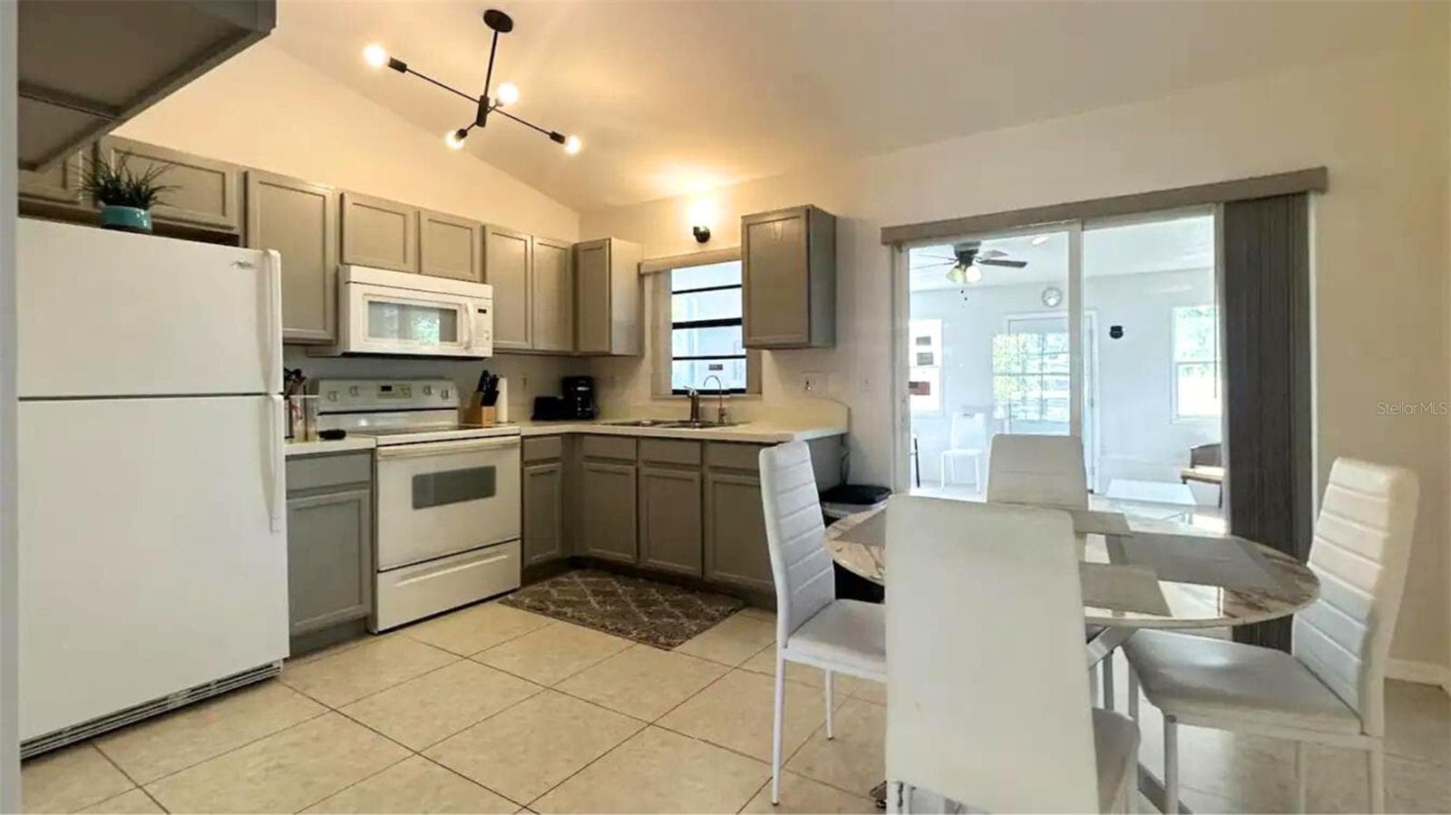 13248 Helm St photo 3