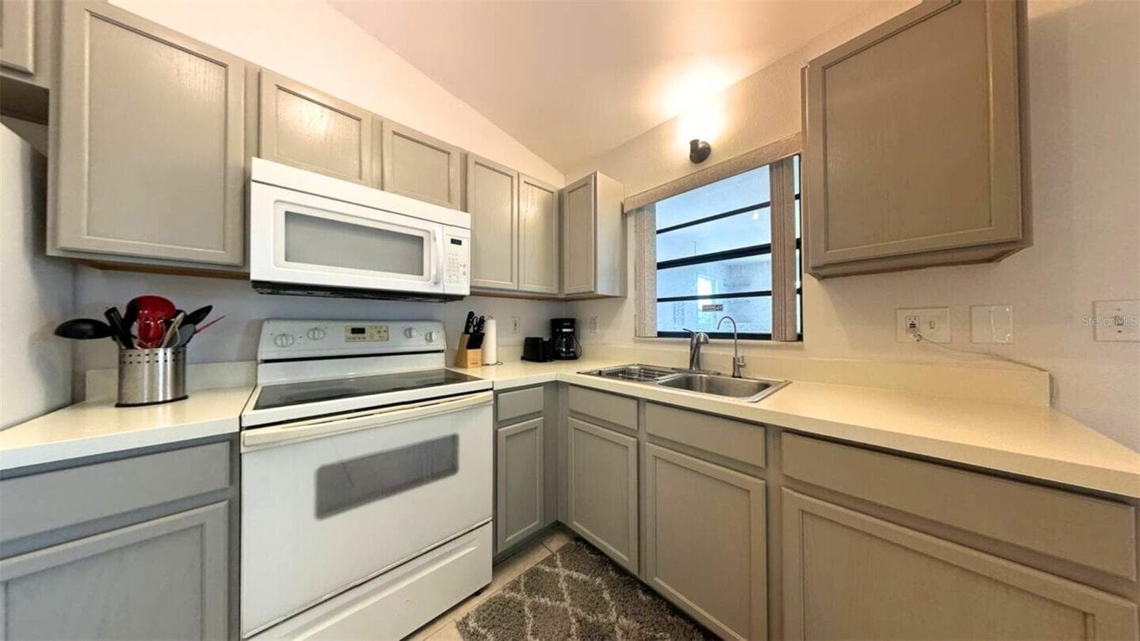 13248 Helm St photo 4
