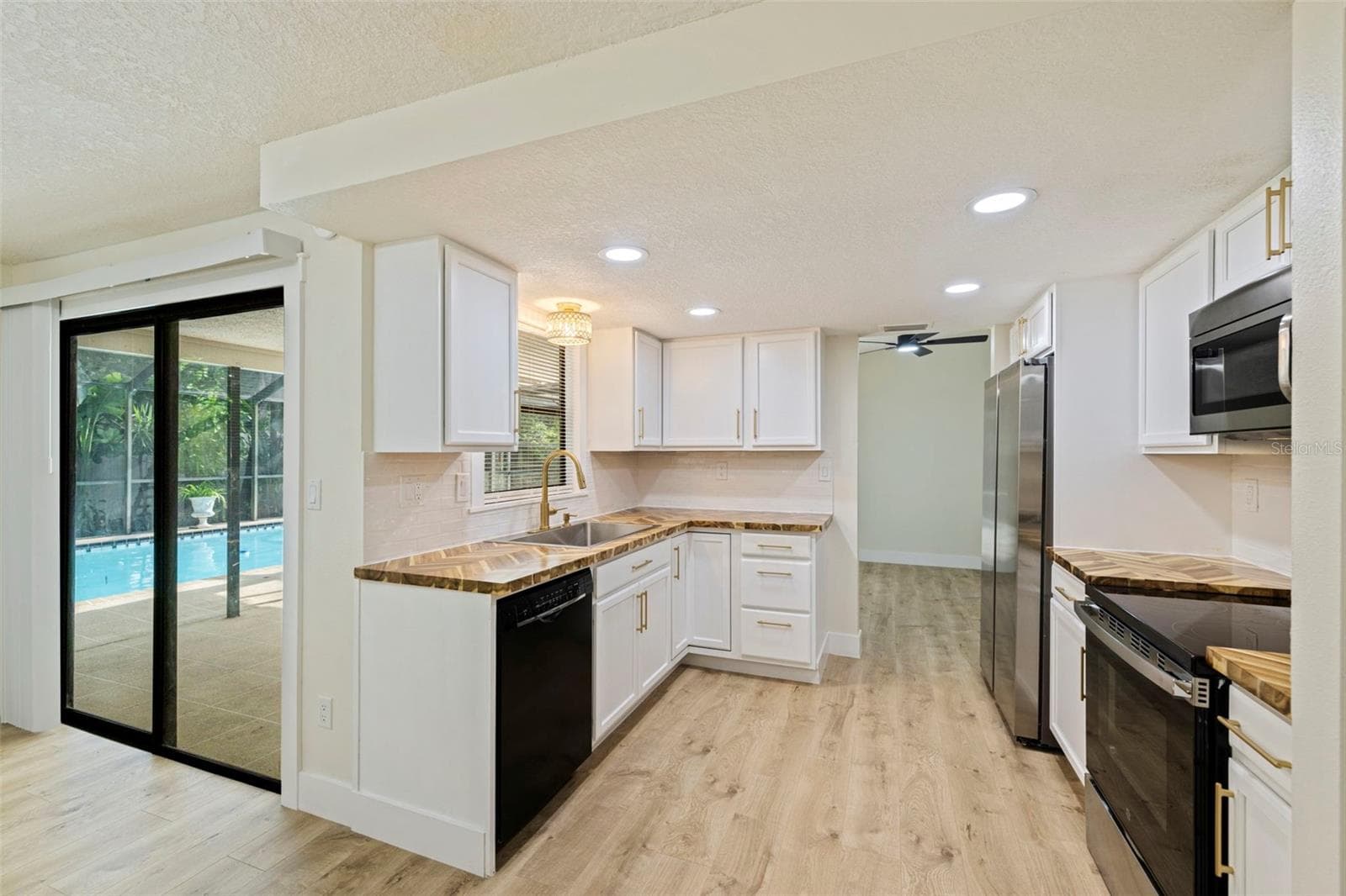 1671 Castlewood Ln photo 5