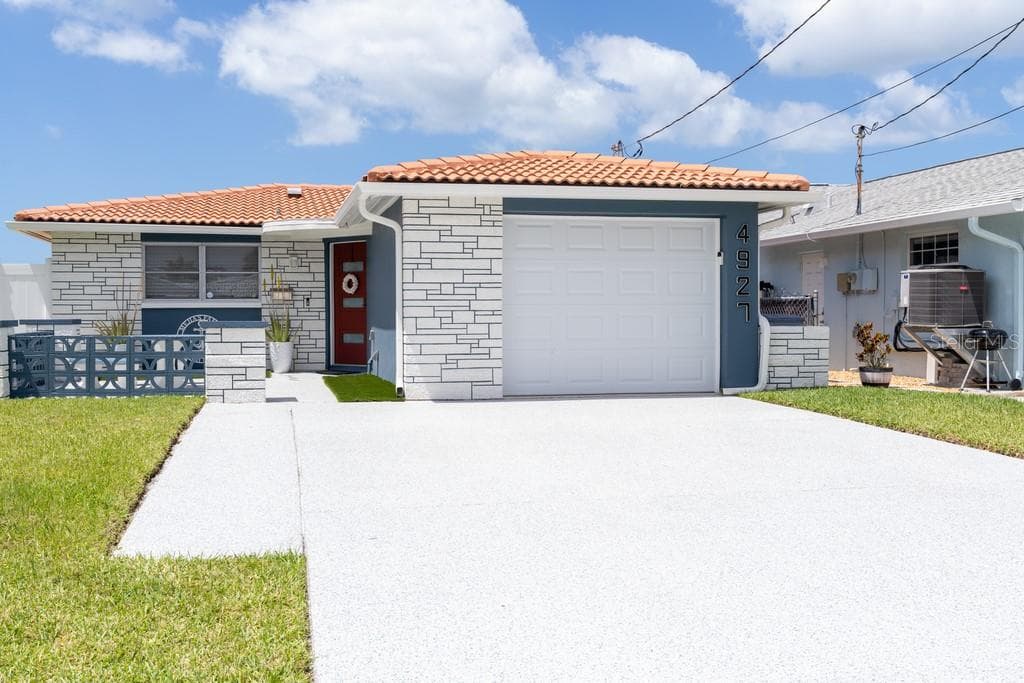 4927 Blue Heron Dr photo 2