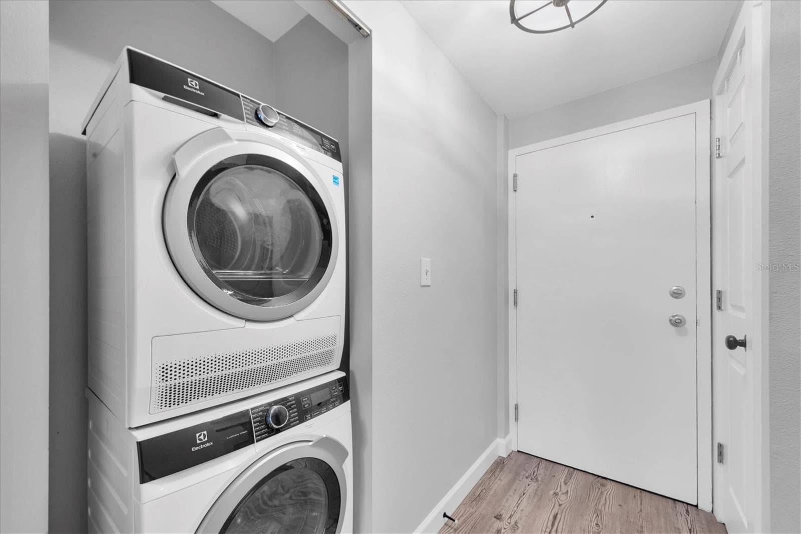 406 W Cedar St #403 photo 3