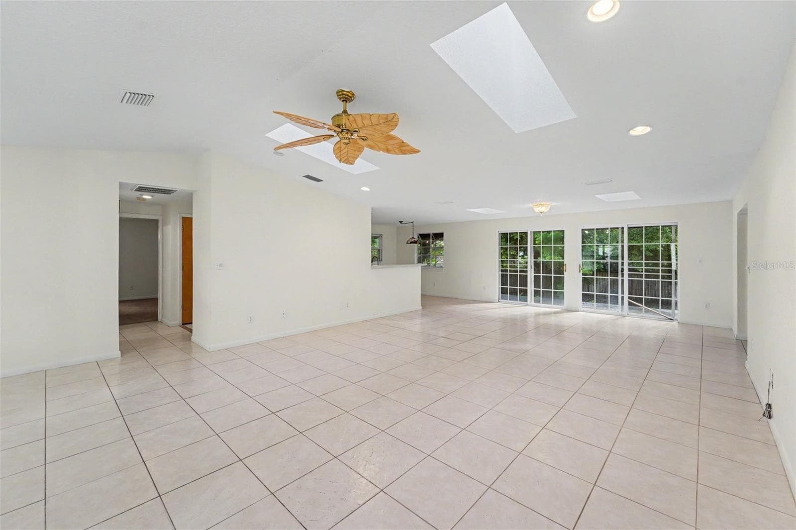 2057 Brent Pl photo 5