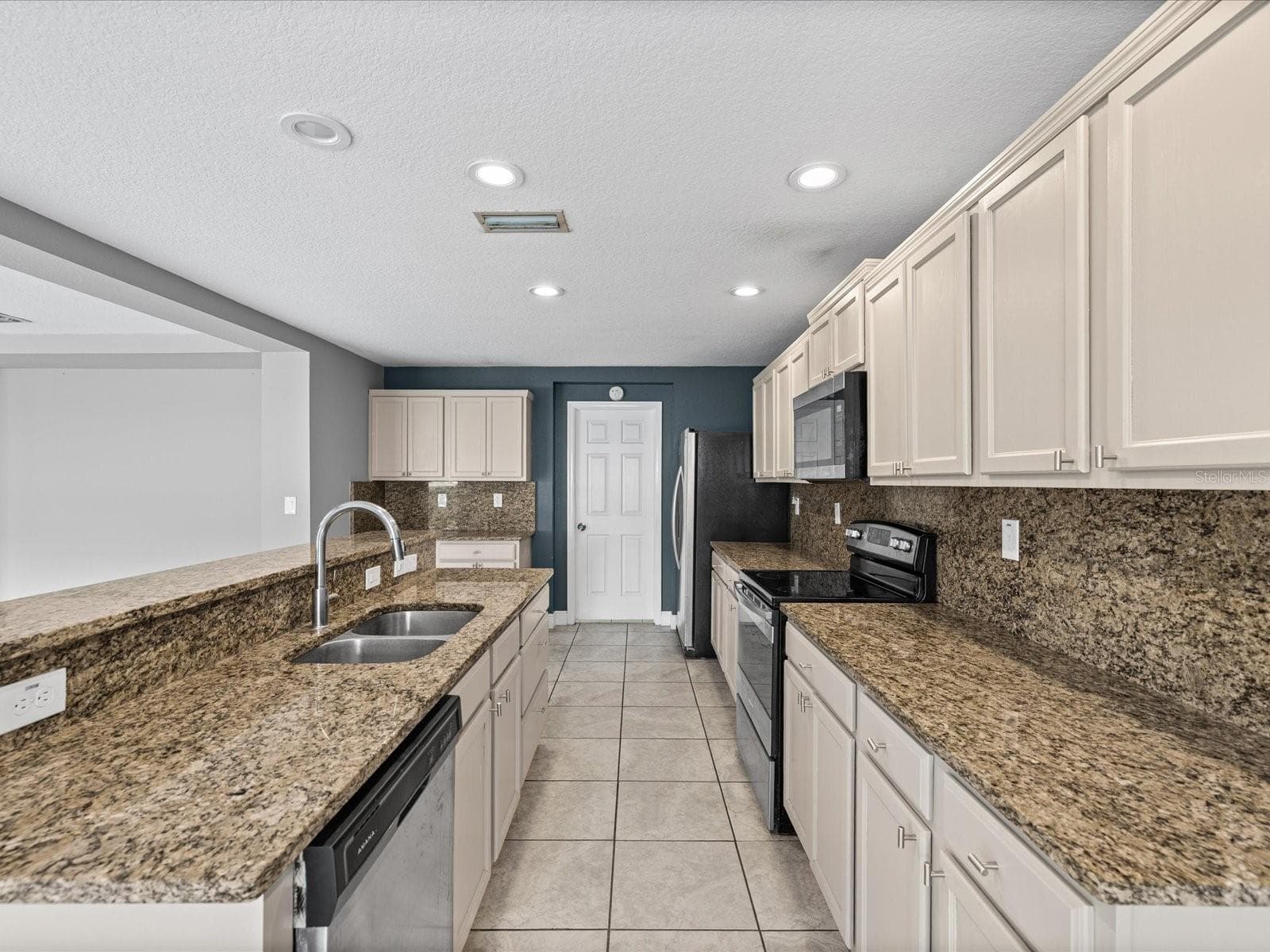 7335 Bridgeview Dr photo 3