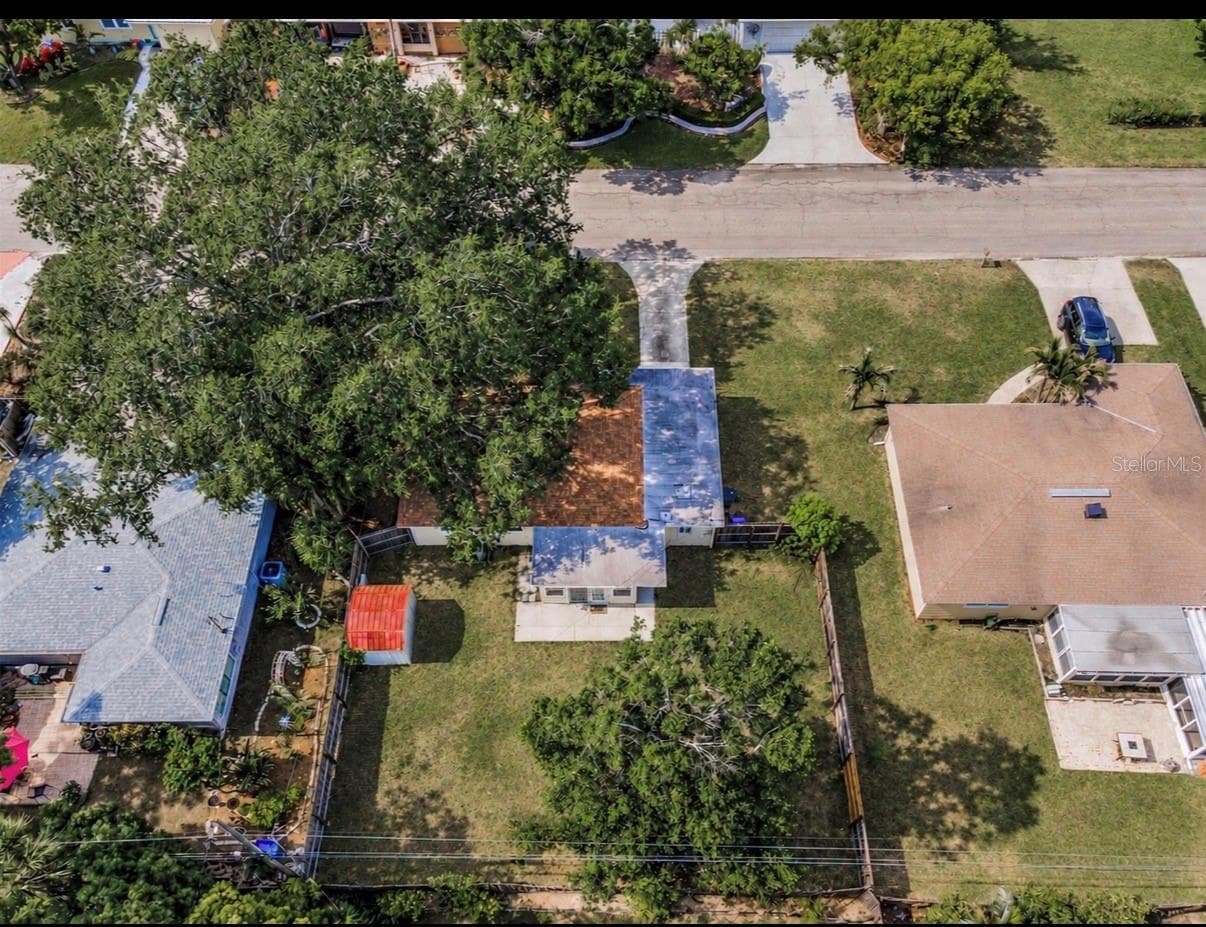 629 Lexington St photo 4