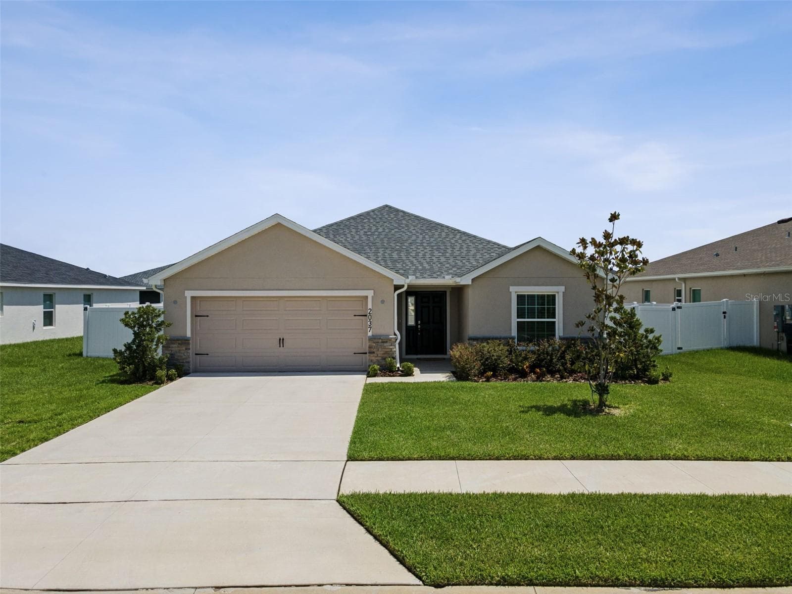 2037 Summerlake Drive photo 2