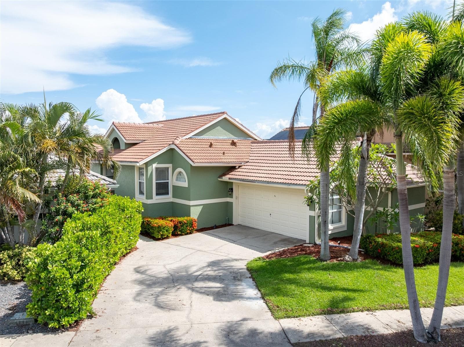 835 Symphony Isles Blvd photo 2