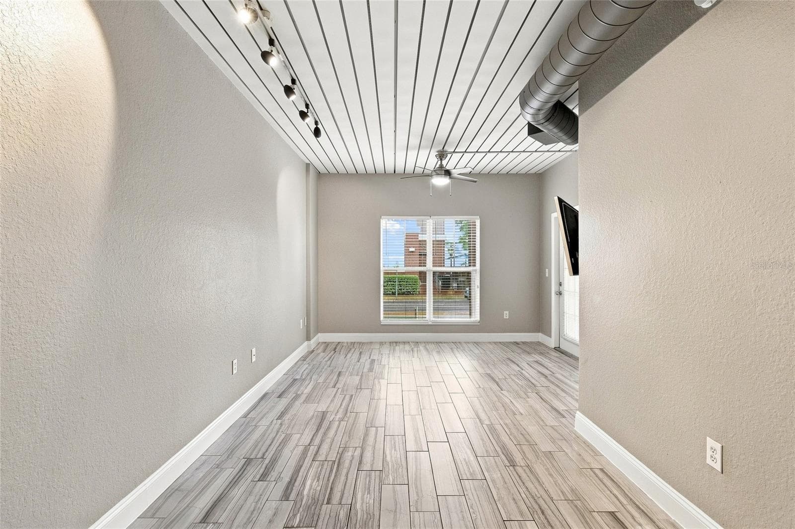 2410 W Azeele St #216 photo 3