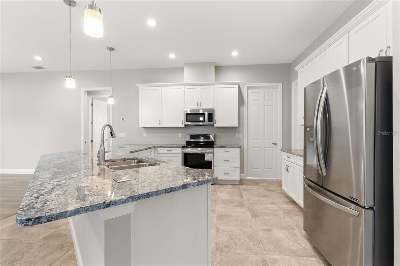 1121a Orange Ave photo 2