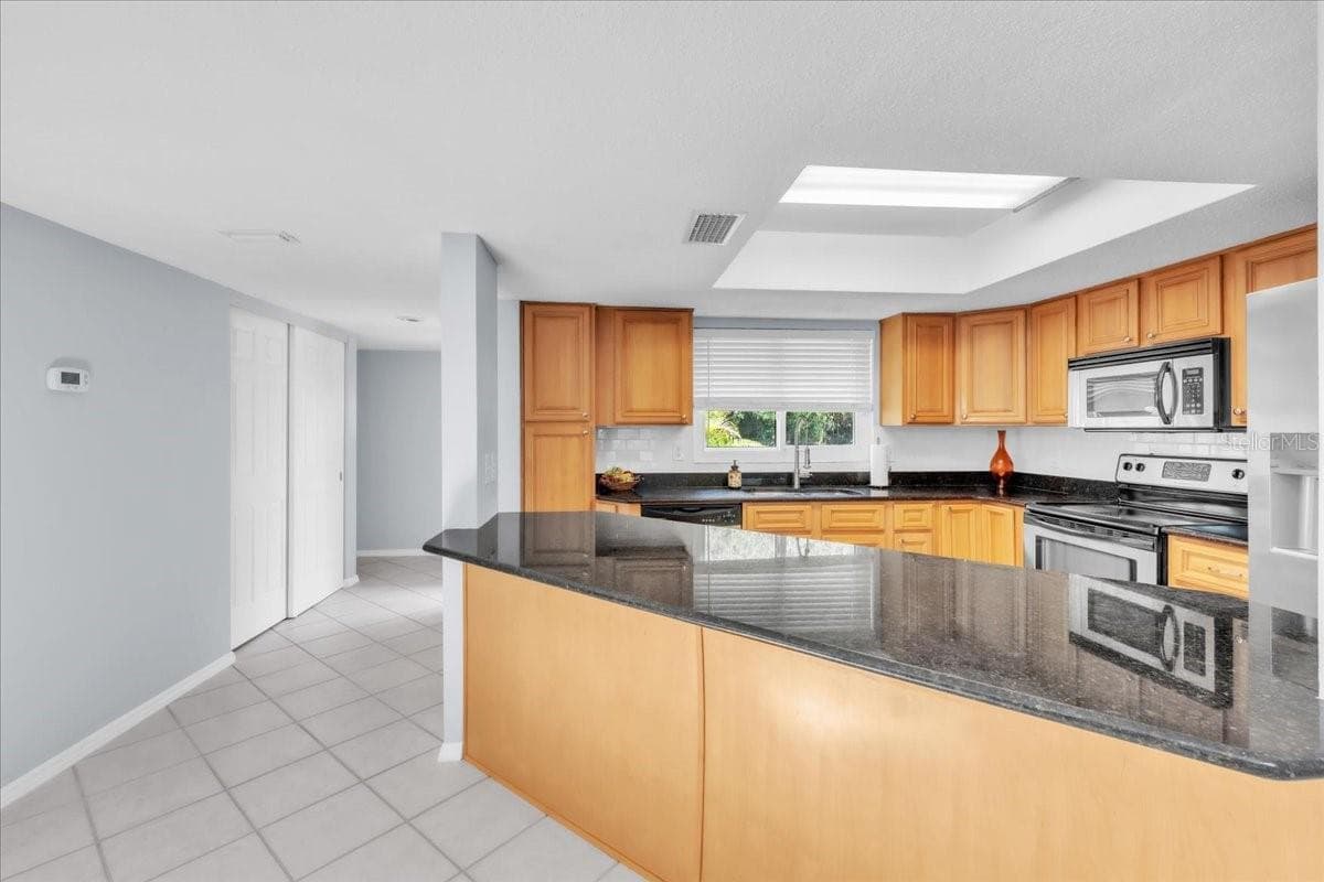 1818 Lillian Ave photo 4