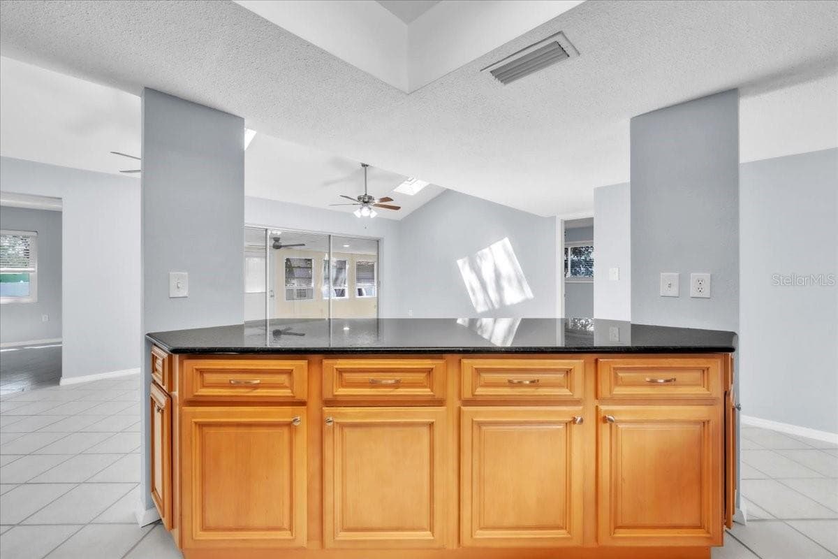 1818 Lillian Ave photo 5